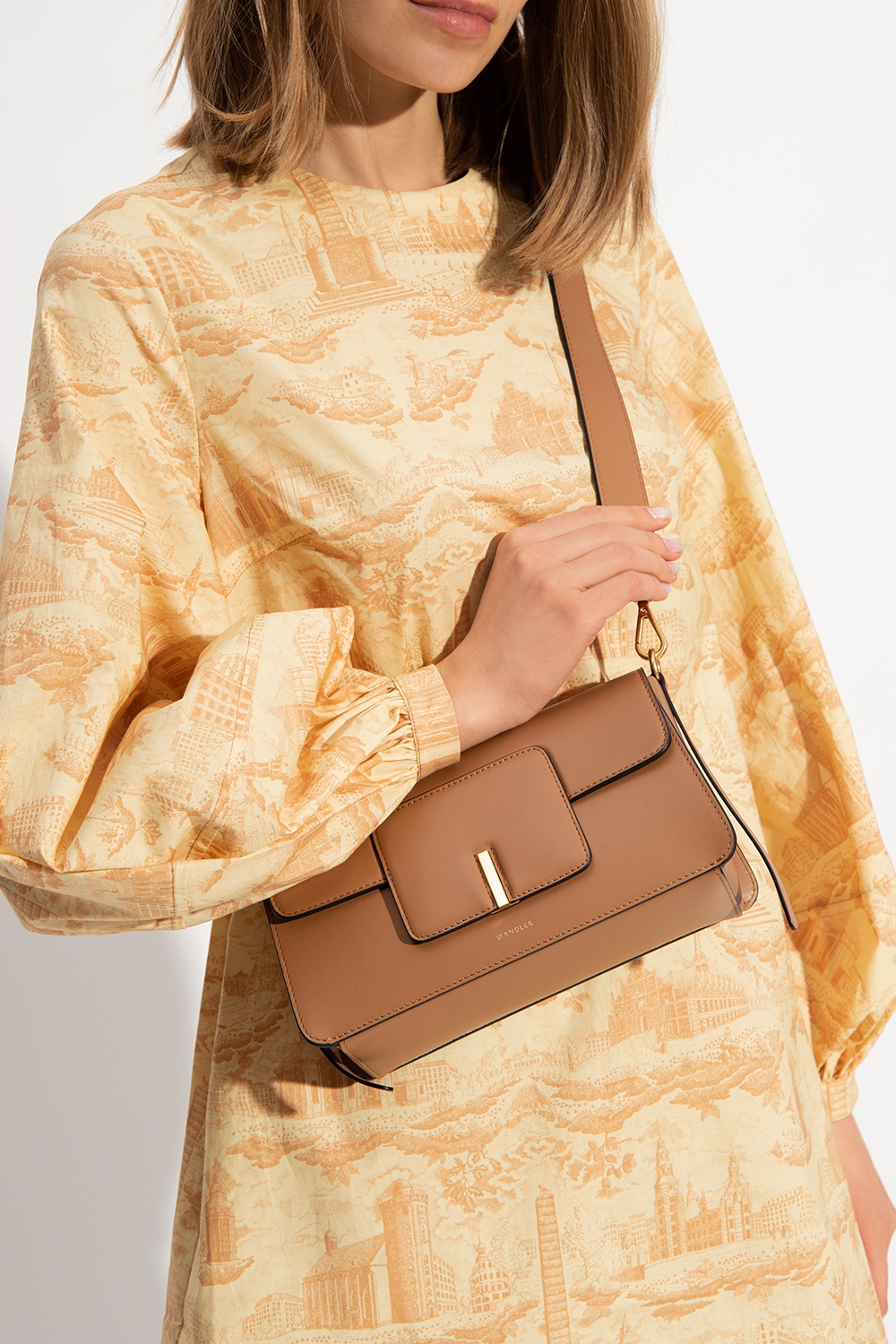 Streamline your look with this green crossbody bag from the collection of -  SchaferandweinerShops Germany - Brown 'Georgia' shoulder bag Wandler